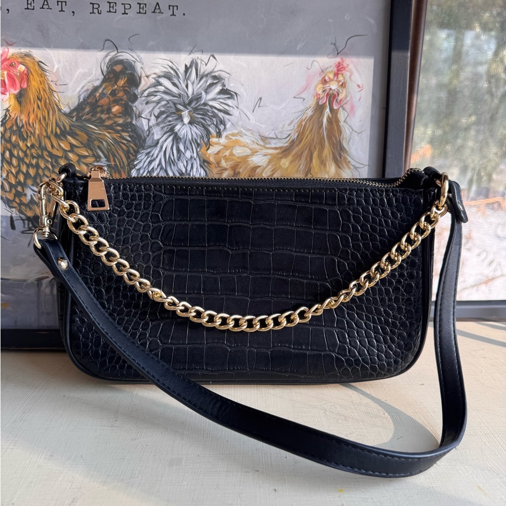 Elegant Black Croc-Embossed Bag with Gold Chain